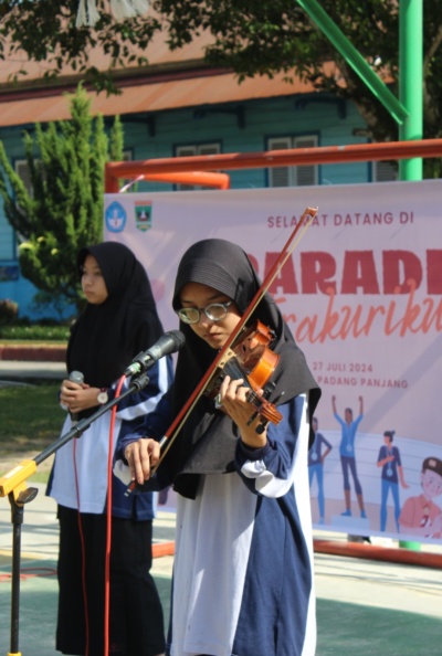 BENTUK KARAKTER PROFIL PELAJAR PANCASILA, SMAN 1 PADANG PANJANG GELAR PARADE EKSKUL PERDANA